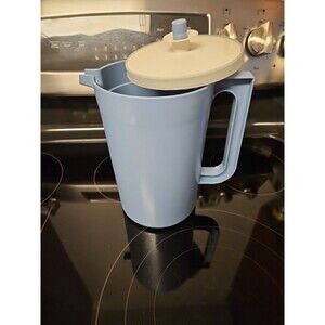 Vintage Tupperware 2qt Pitcher Jug Country Blue with Push Button Lid 1676-4